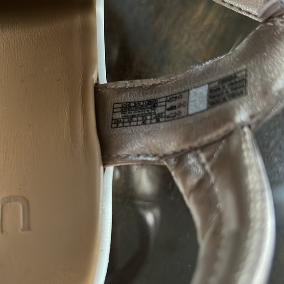 UGG® Zayne Metallic Leather Platform Sandals. - Picture 5 of 10